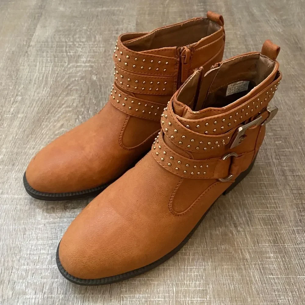 Tan Low Ankle Boots Vegan Faux Leather Women's 6.5 Studs Buckle Western Boho